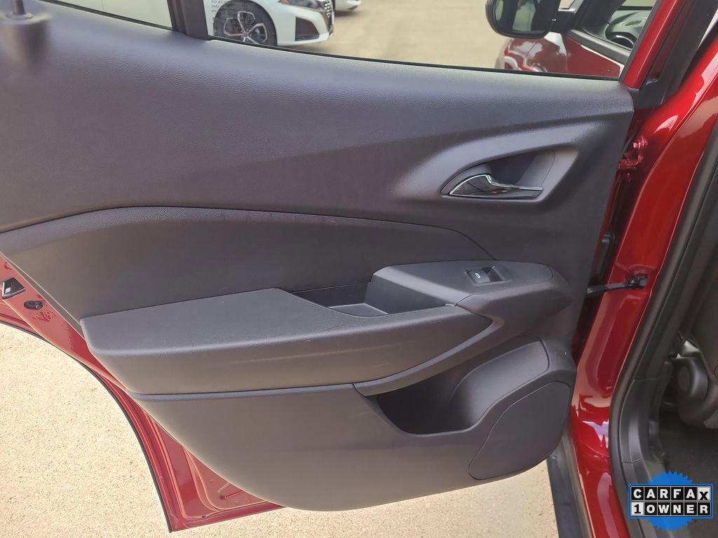 Used 2025 Chevrolet Trax LT w/ LT Convenience Package image 13