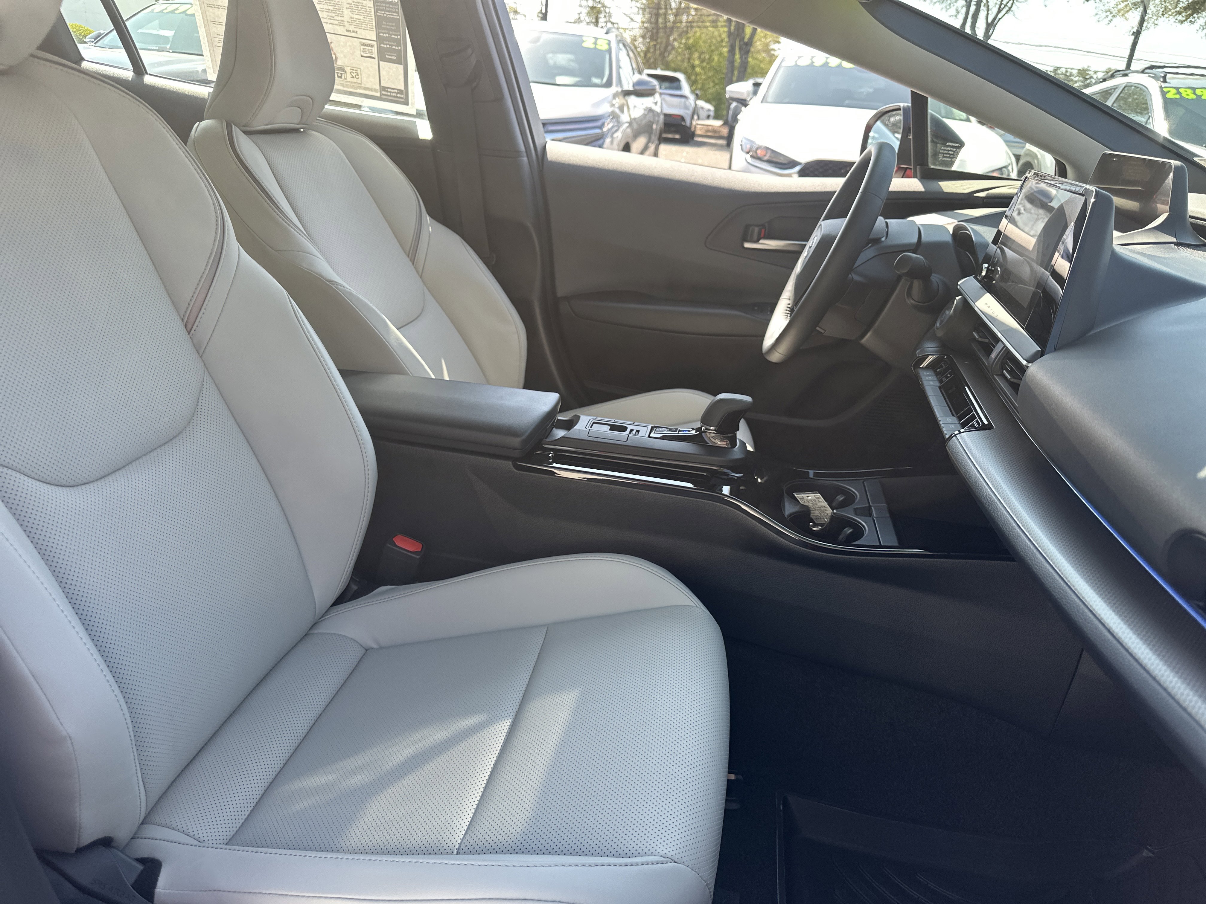 Used 2025 Toyota Prius XLE image 13