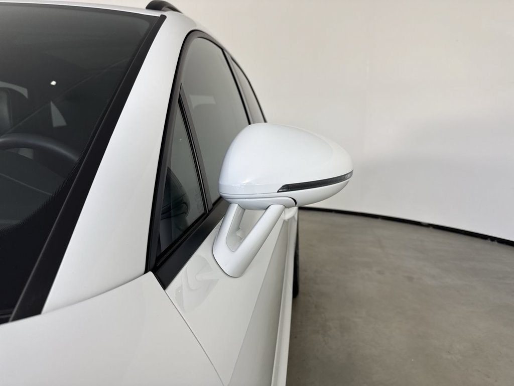 Certified 2025 Porsche Macan AWD/4WD image 12
