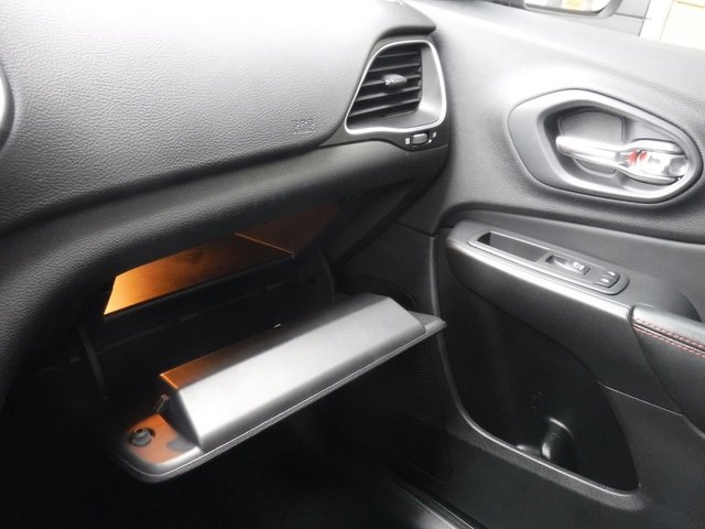 Used 2020 Jeep Cherokee Trailhawk w/ Cold Weather Group image 33