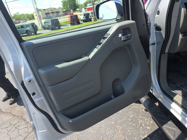 Used 2015 Nissan Frontier SL w/ Moonroof Package AWD/4WD image 13
