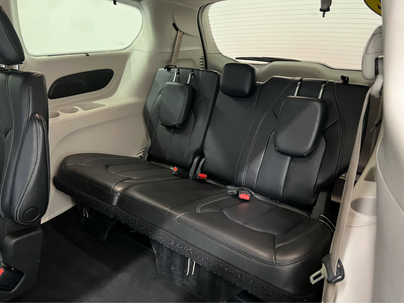 Used 2022 Chrysler Pacifica Touring-L image 9