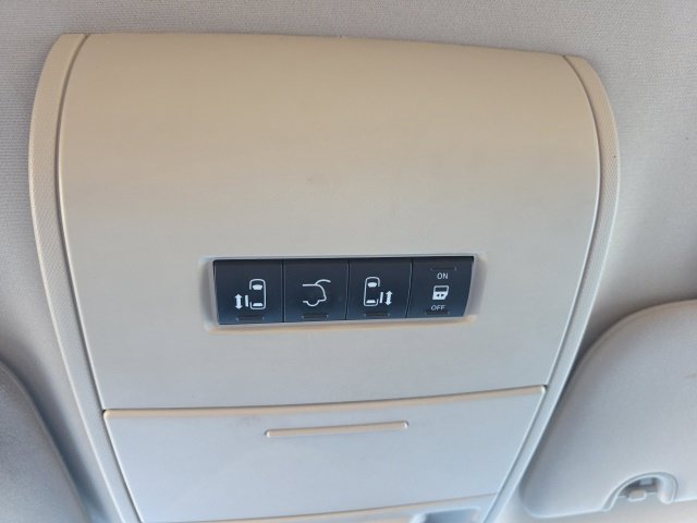 Used 2015 Chrysler Town & Country Touring FWD image 16