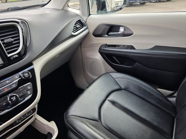 Used 2024 Chrysler Pacifica Touring-L image 36
