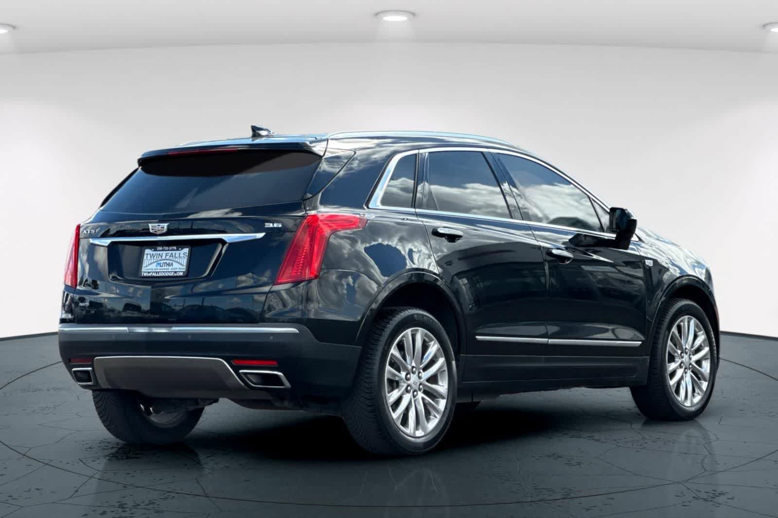 Used 2017 Cadillac XT5 Platinum AWD/4WD image 2