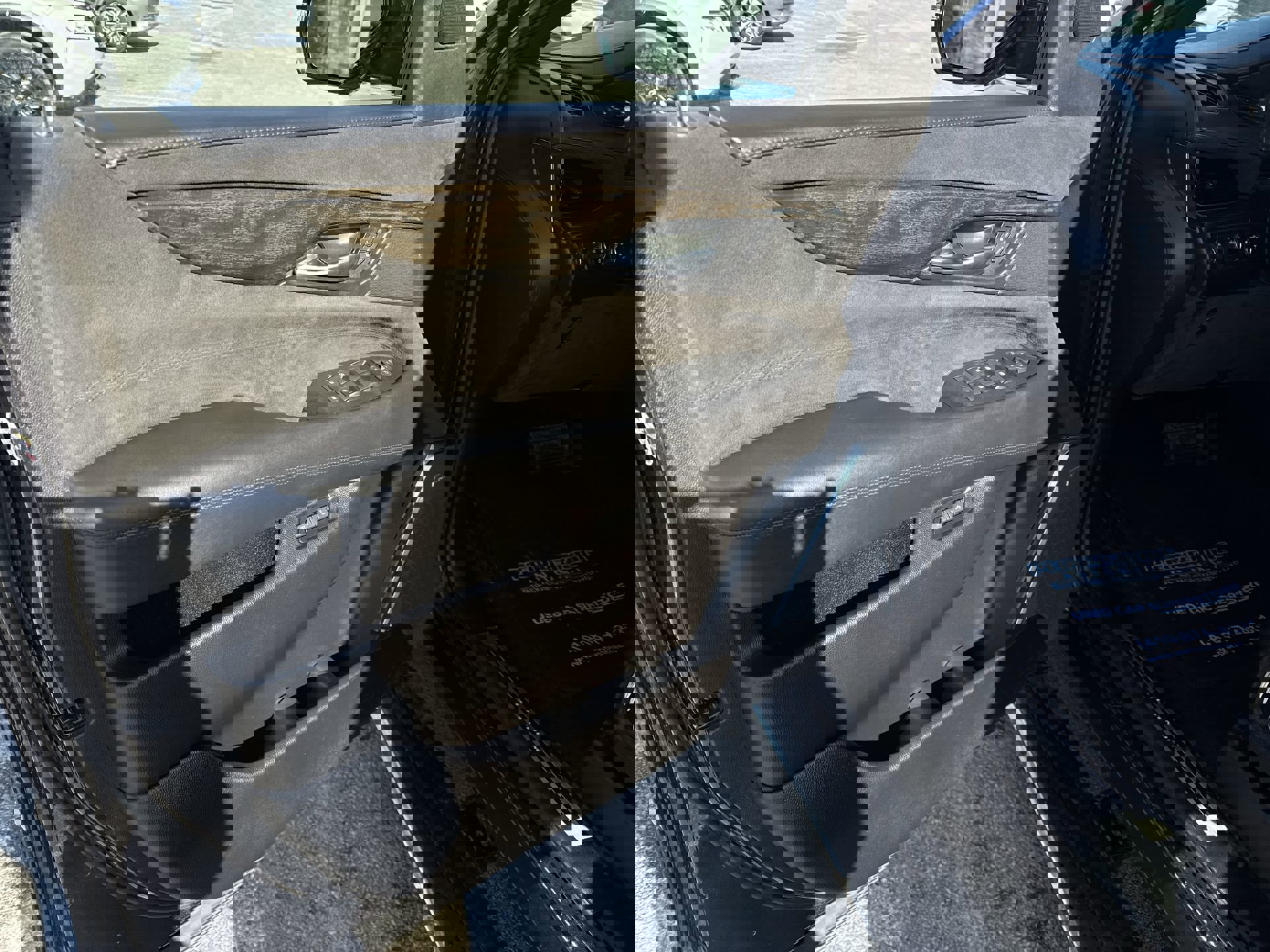 Used 2017 Cadillac Escalade Platinum image 23