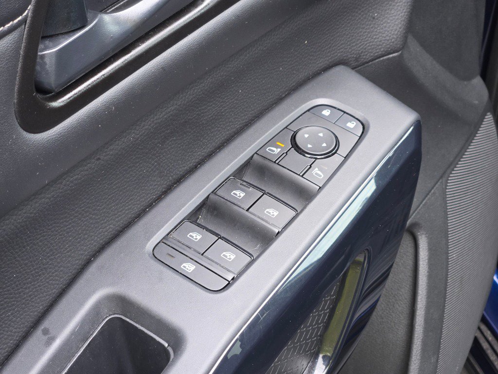 Used 2025 Nissan Pathfinder SV FWD image 23