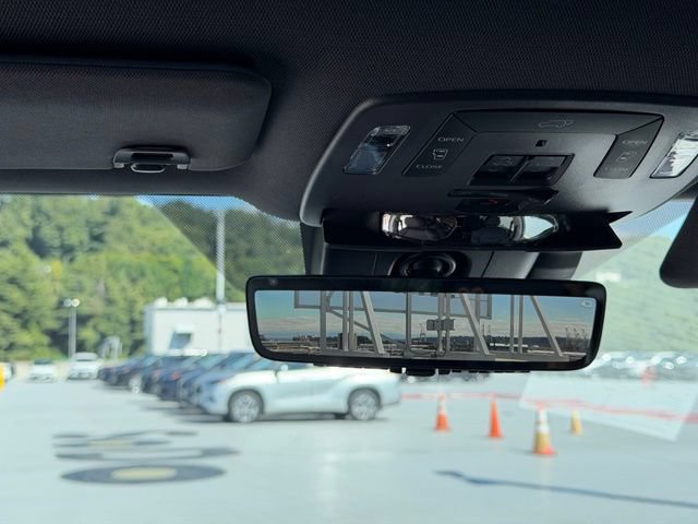 Used 2024 Toyota Sienna Platinum FWD image 18