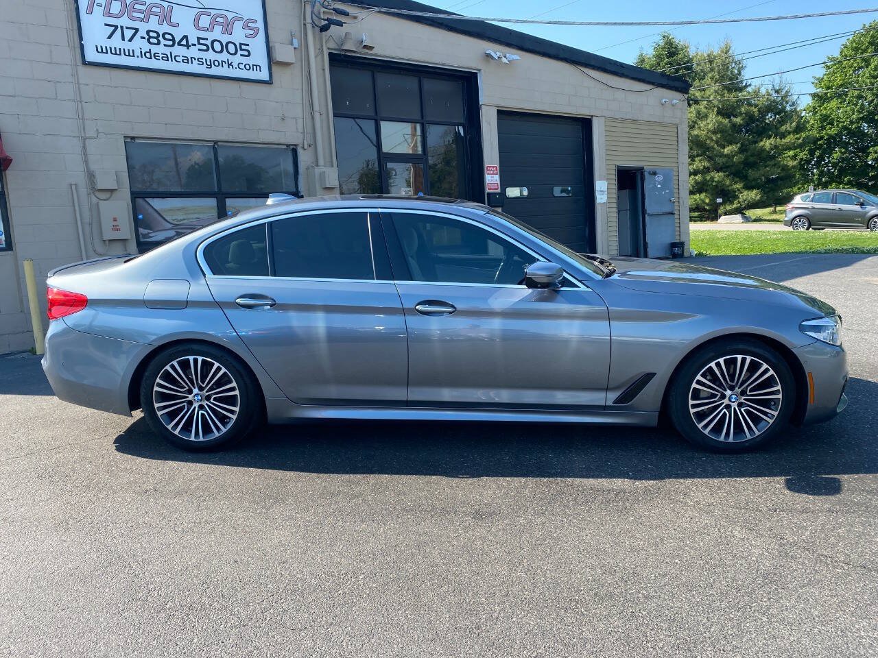 Used 2017 BMW 540i xDrive AWD/4WD image 2