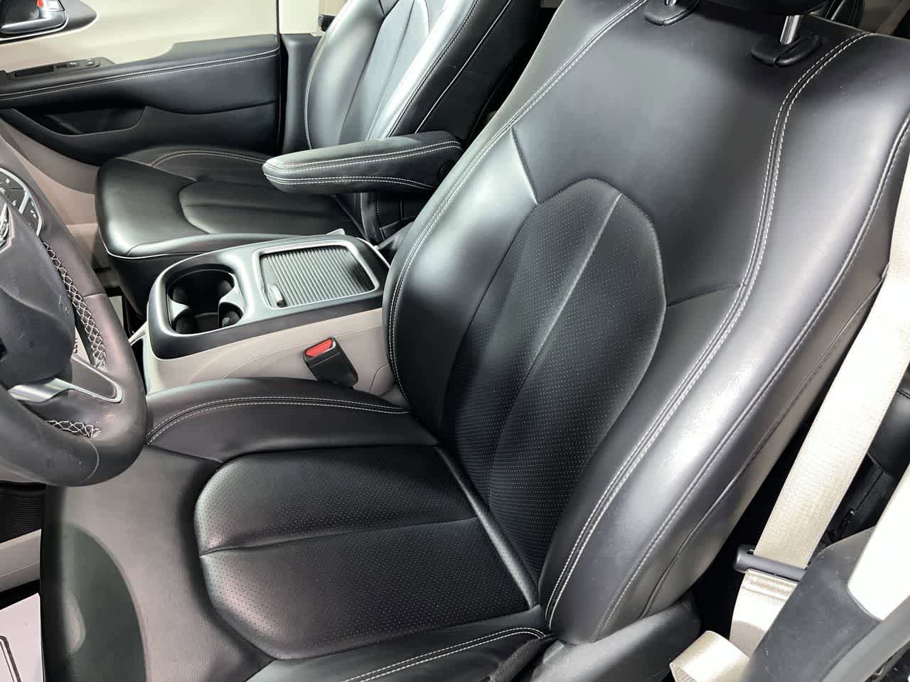 Used 2023 Chrysler Pacifica Touring-L image 15