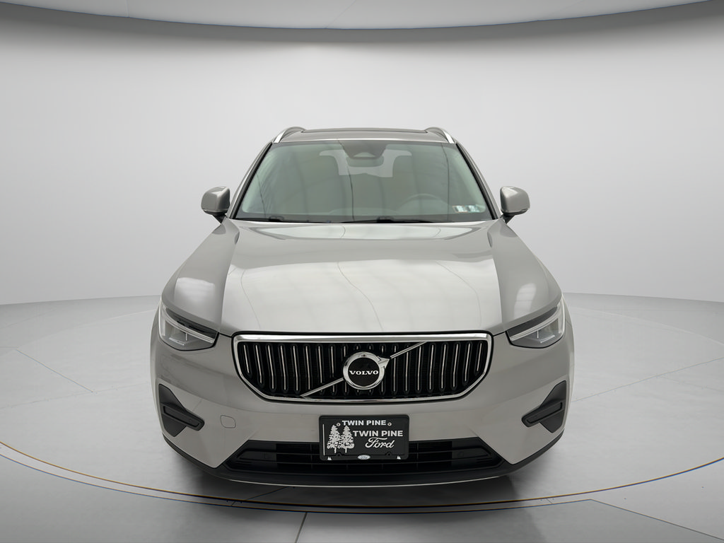 Used 2024 Volvo XC40 B5 Core AWD/4WD image 2