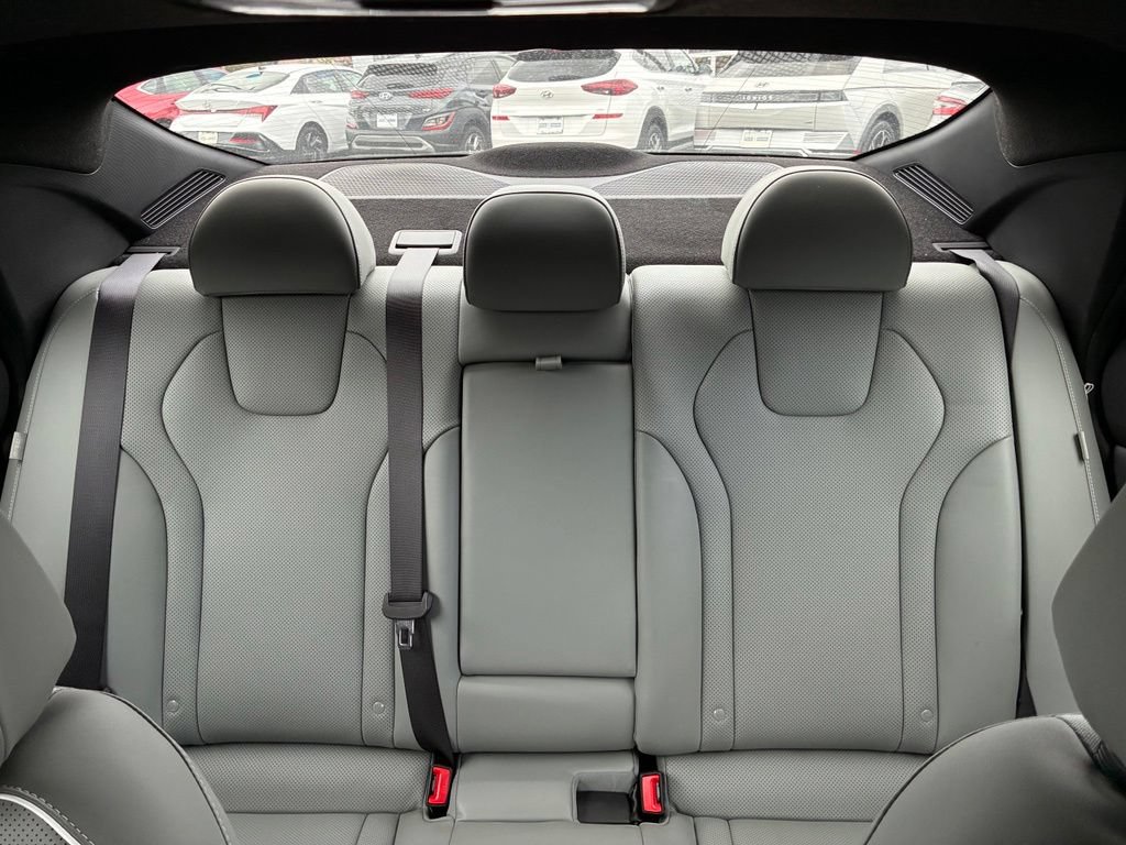Used 2025 Hyundai Elantra Limited FWD image 13