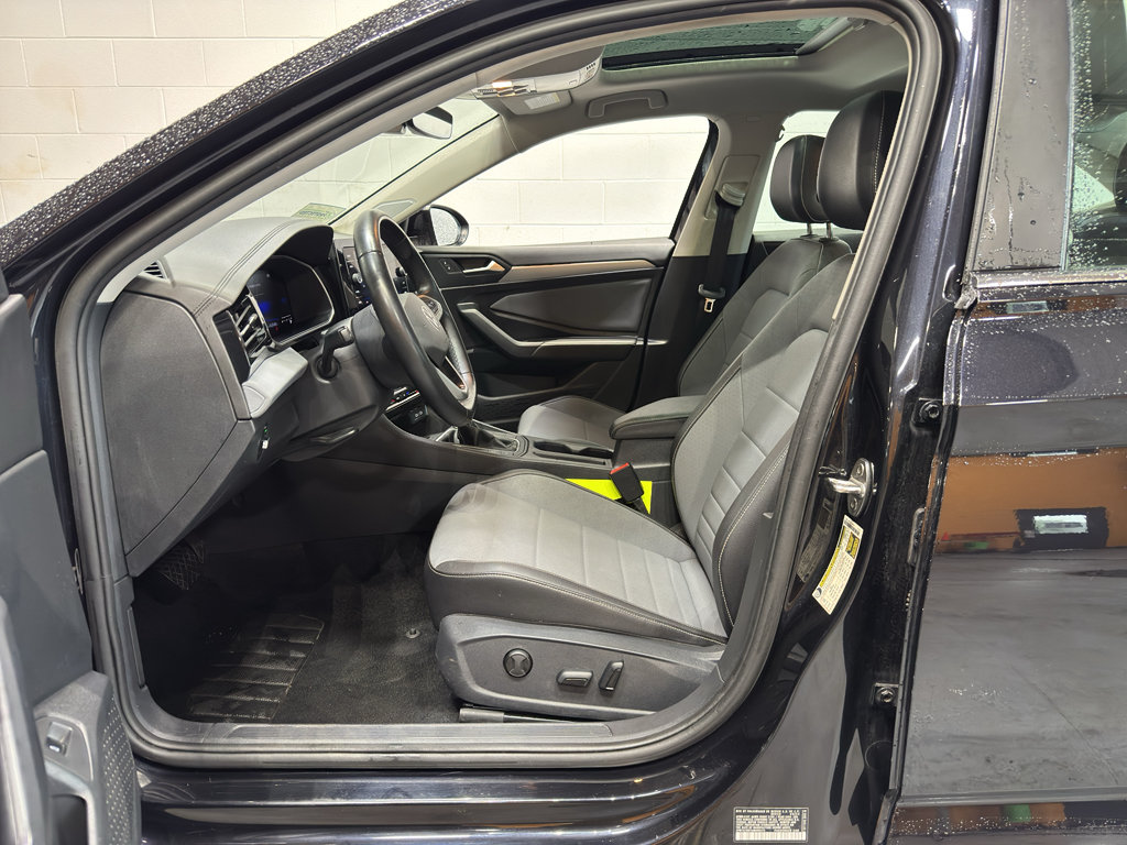 Used 2025 Volkswagen Jetta SE FWD image 13