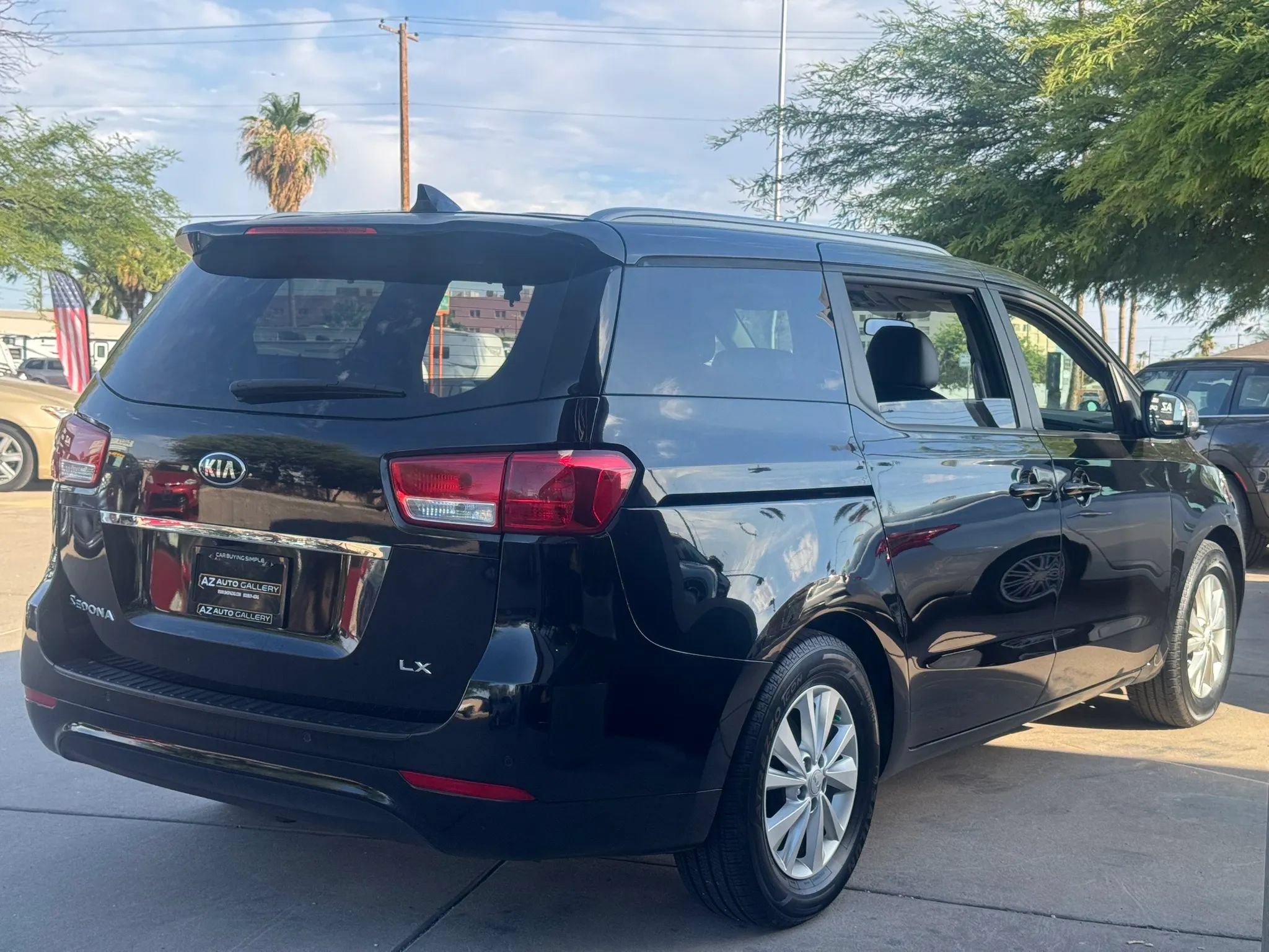 Used 2017 Kia Sedona LX w/ LX Essentials Premium Package FWD image 6