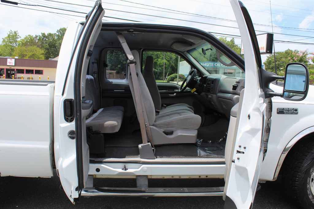 Used 2001 Ford F250 Lariat RWD image 5
