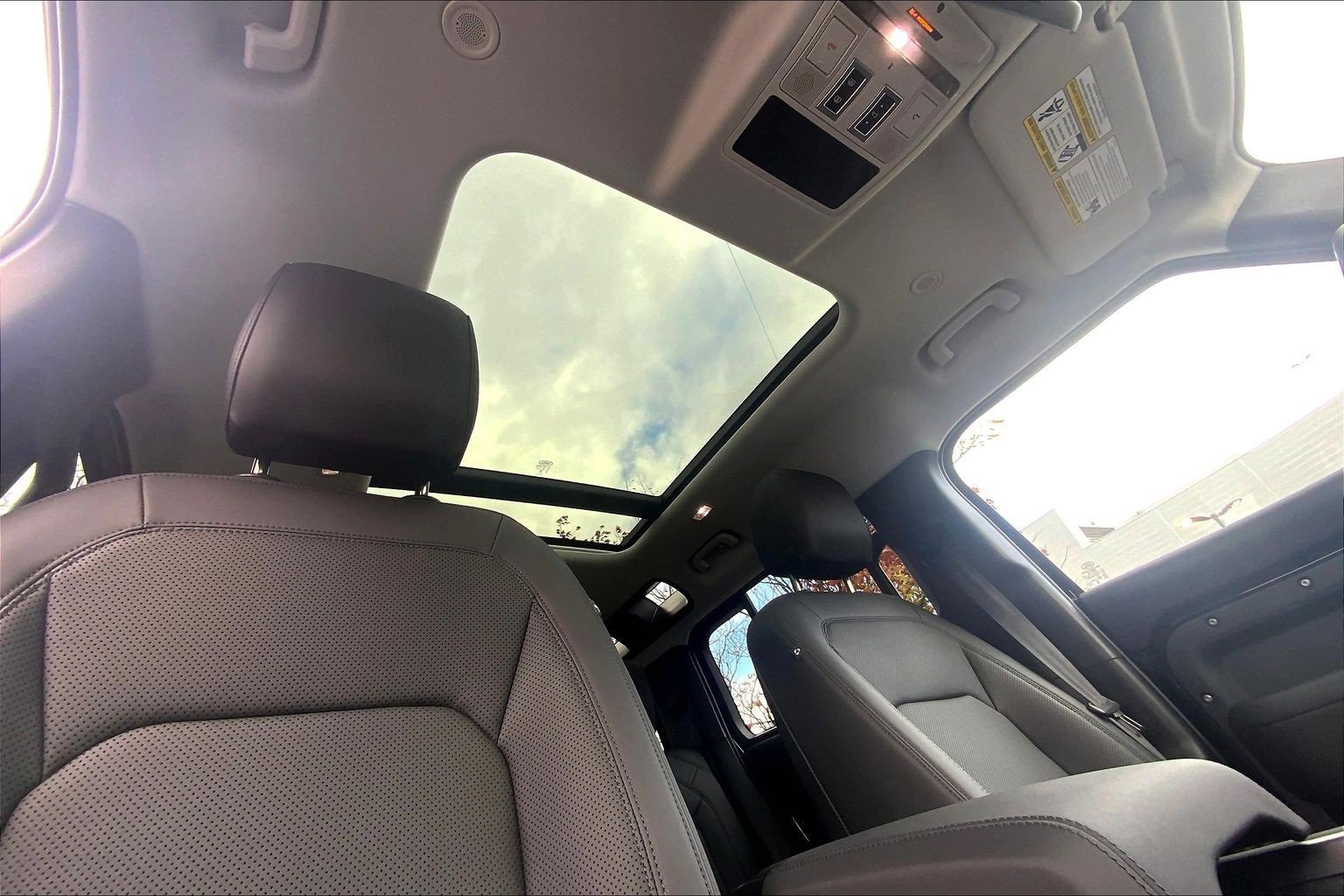 Used 2025 Land Rover Defender 110 S image 14