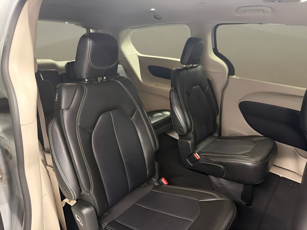 Used 2023 Chrysler Pacifica Touring-L FWD image 25