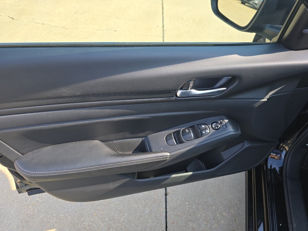 Used 2025 Nissan Altima 2.5 SV FWD image 17