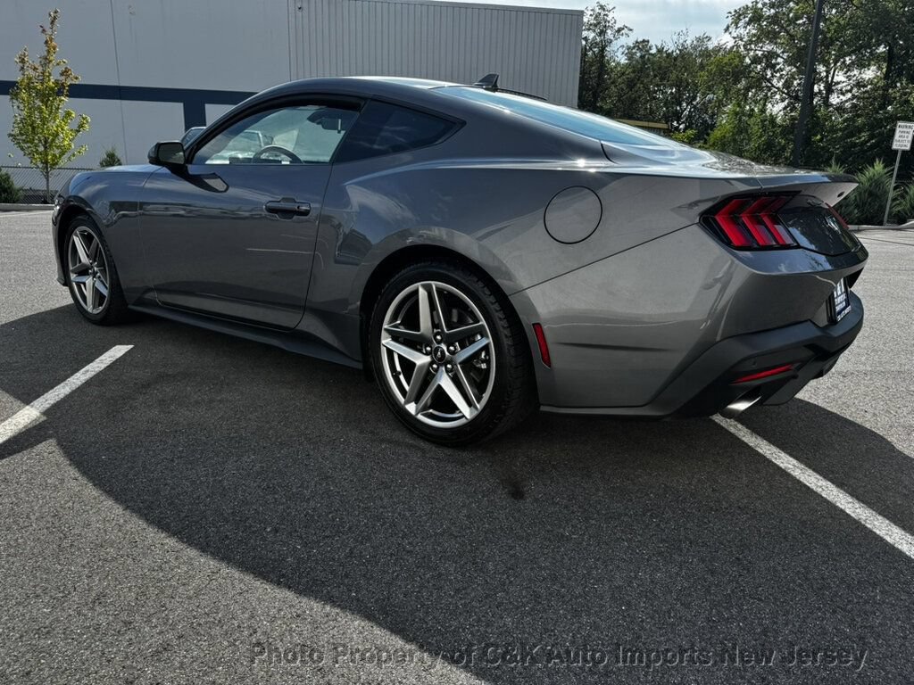 Used 2025 Ford Mustang Coupe RWD image 4