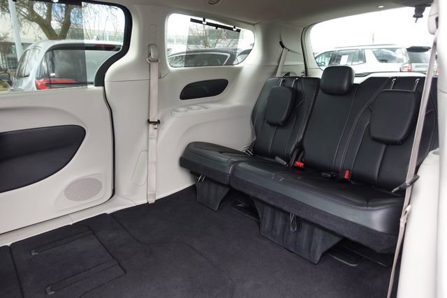 Used 2022 Chrysler Pacifica Touring-L image 24