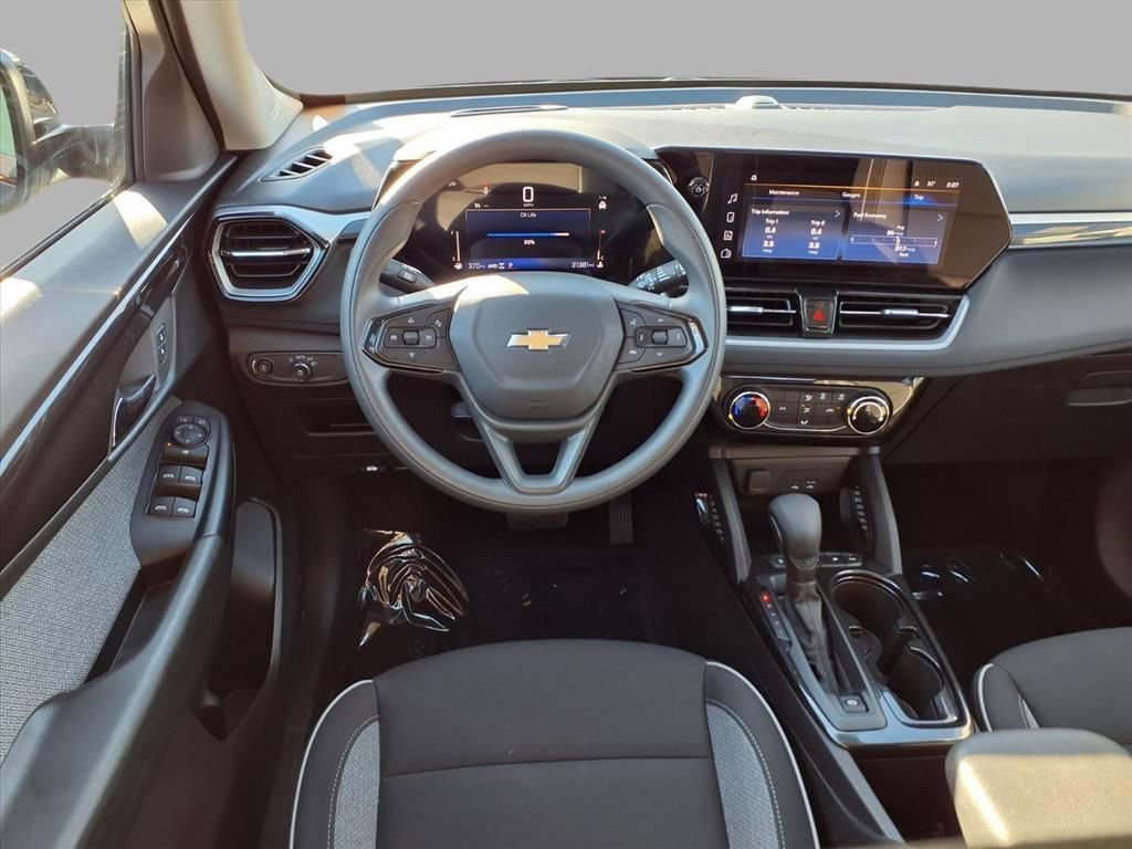 Used 2025 Chevrolet TrailBlazer LT w/ Driver Confidence Package image 4