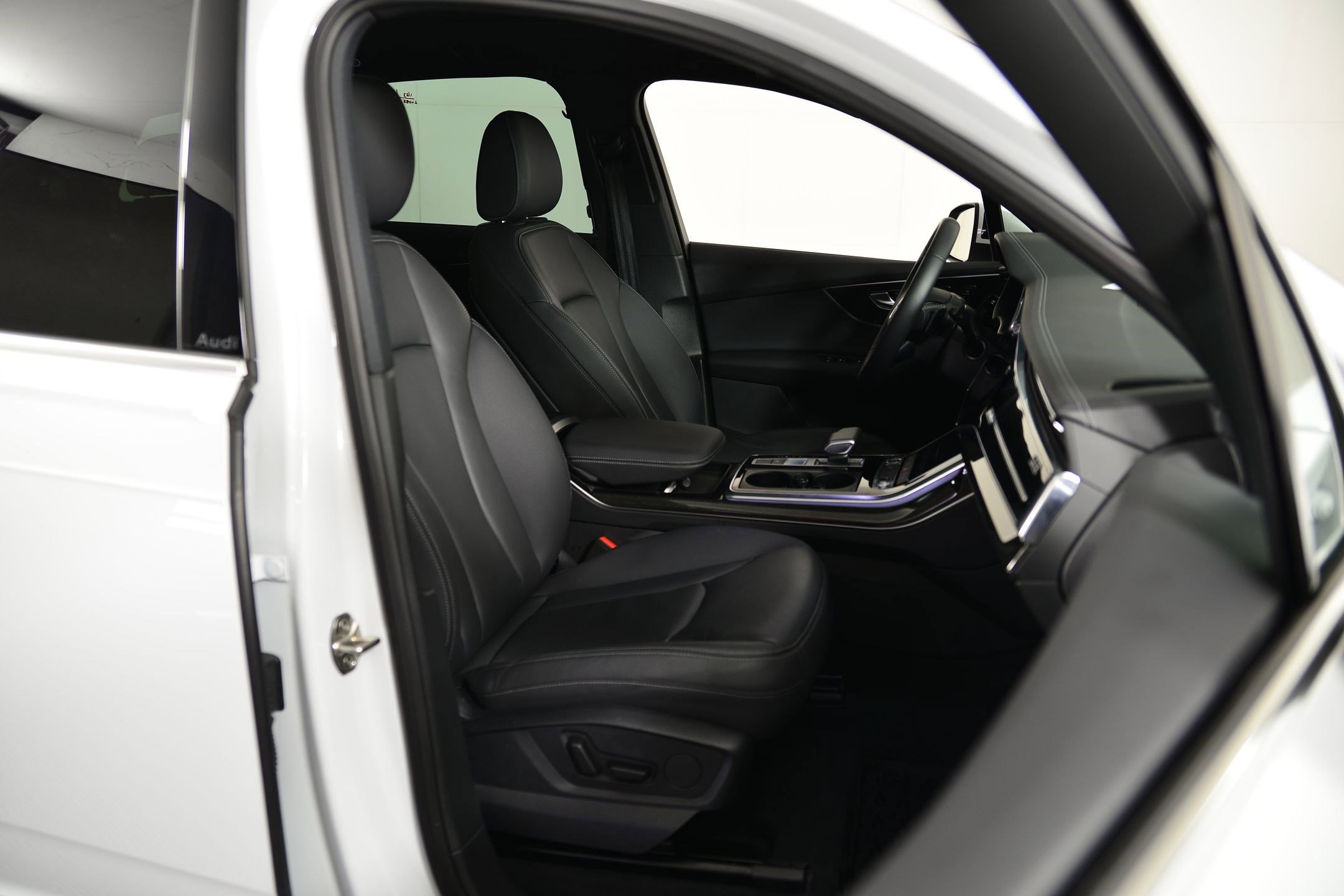 Used 2025 Audi Q7 Premium w/ Convenience Package image 17