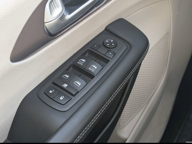 Used 2023 Chrysler Voyager LX image 21