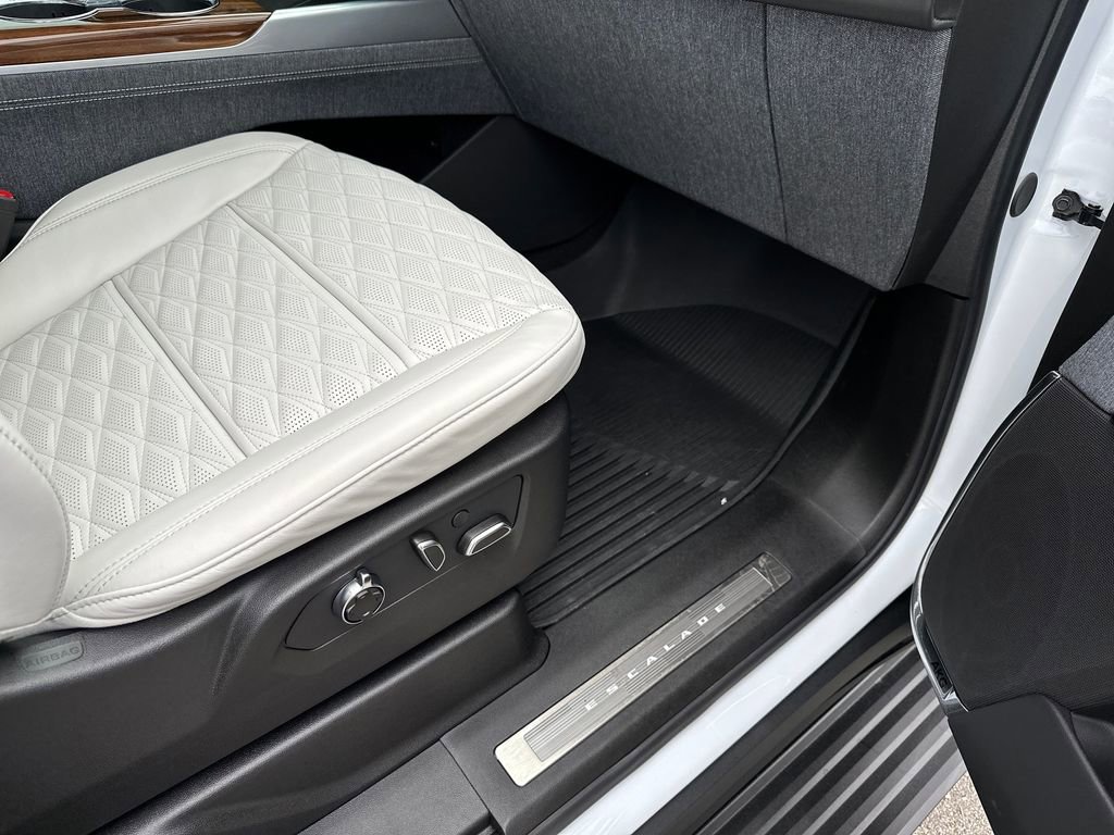 Used 2026 Cadillac Escalade Platinum Sport w/ LPO, Floor Liner Package AWD/4WD image 43
