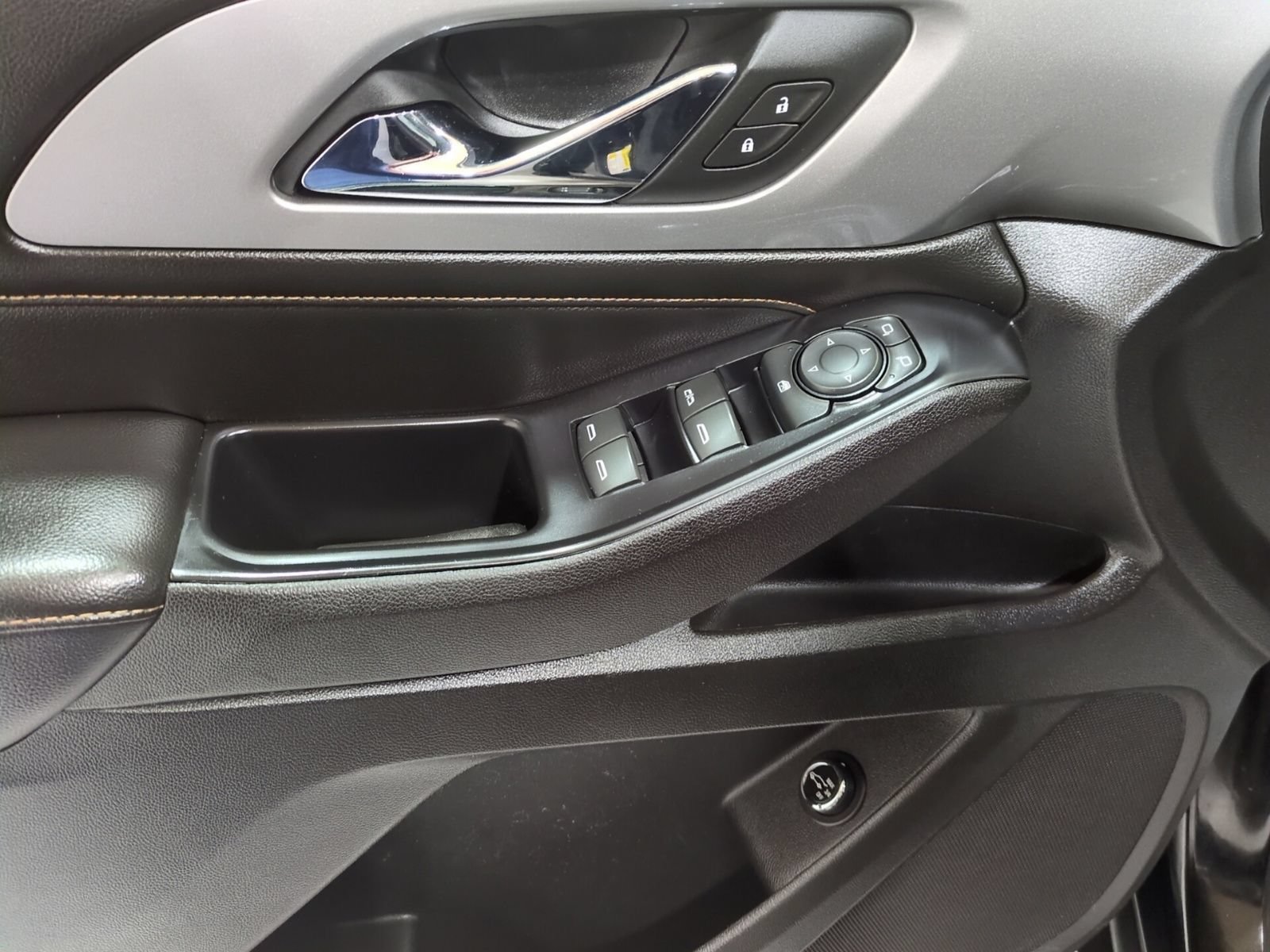 Used 2018 Chevrolet Traverse LT FWD image 19