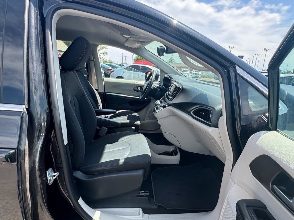 Used 2017 Chrysler Pacifica LX FWD image 16