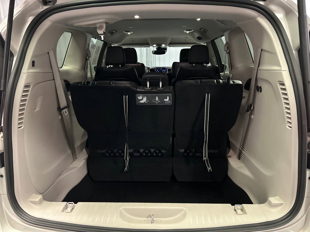 Used 2021 Chrysler Pacifica Touring-L FWD image 23