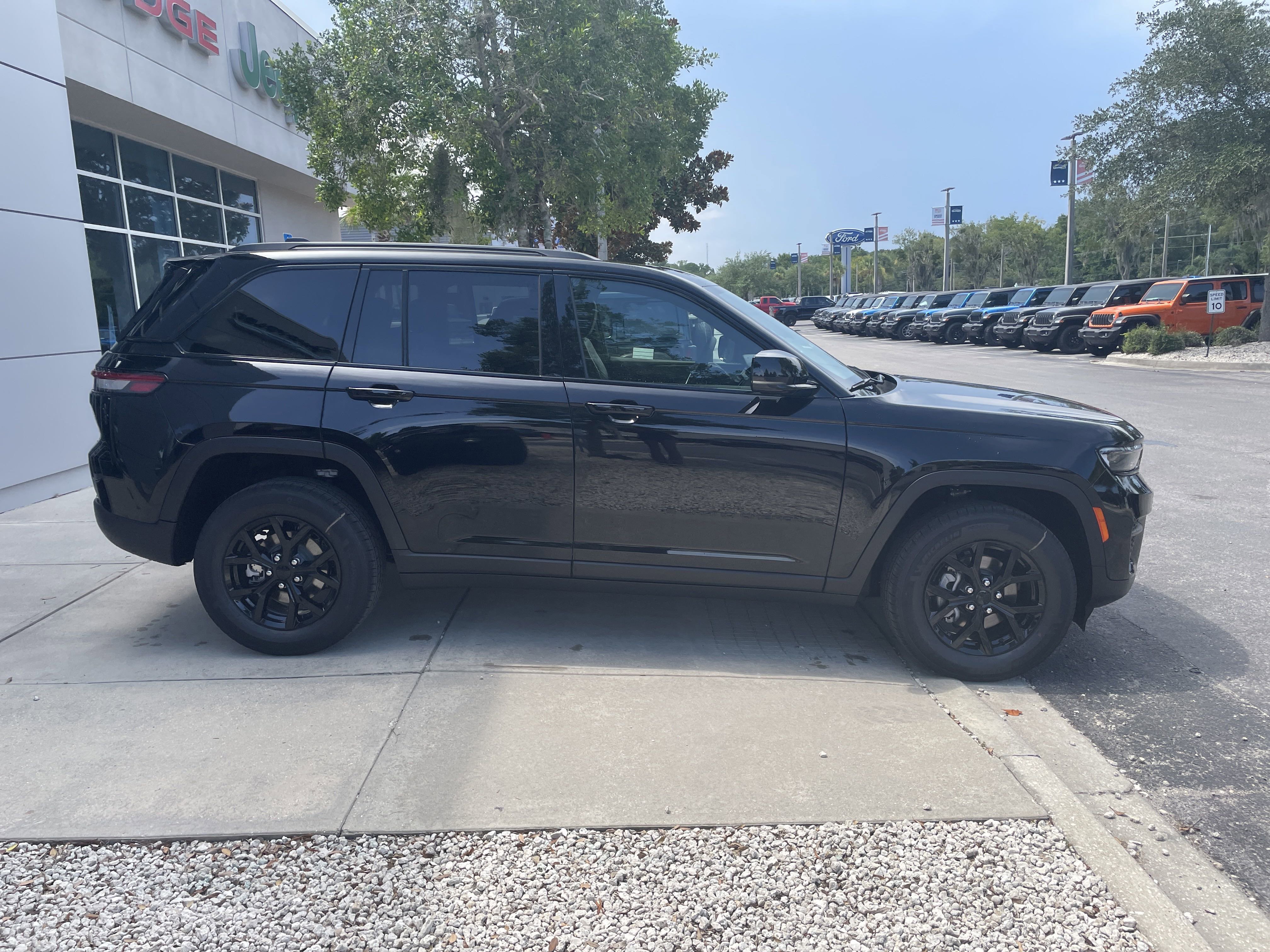 New 2025 Jeep Grand Cherokee Altitude image 8