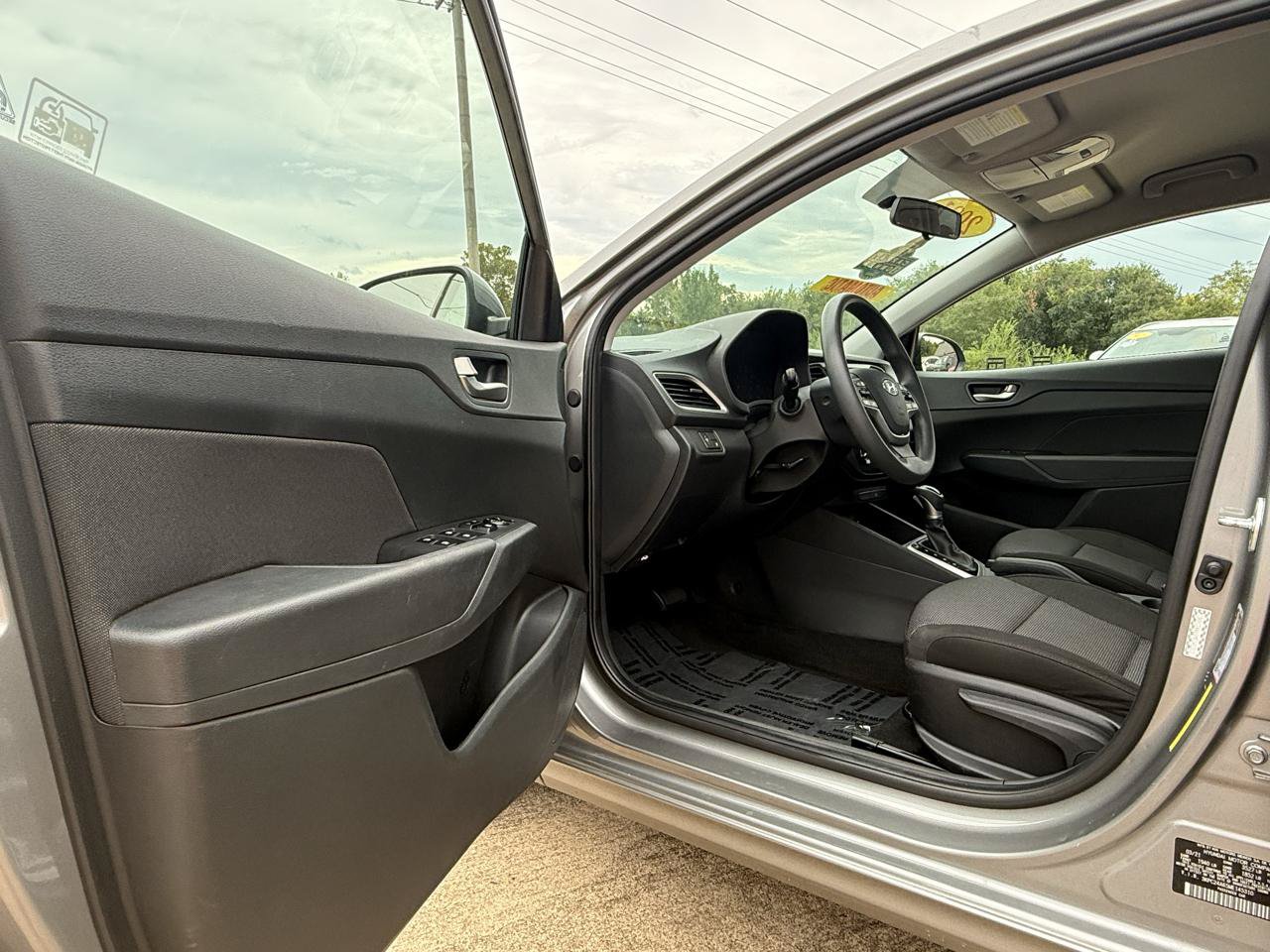 Used 2021 Hyundai Accent SE FWD image 10