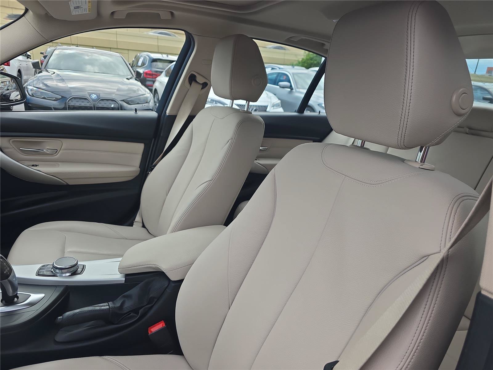 Used 2018 BMW 320i Sedan RWD image 16