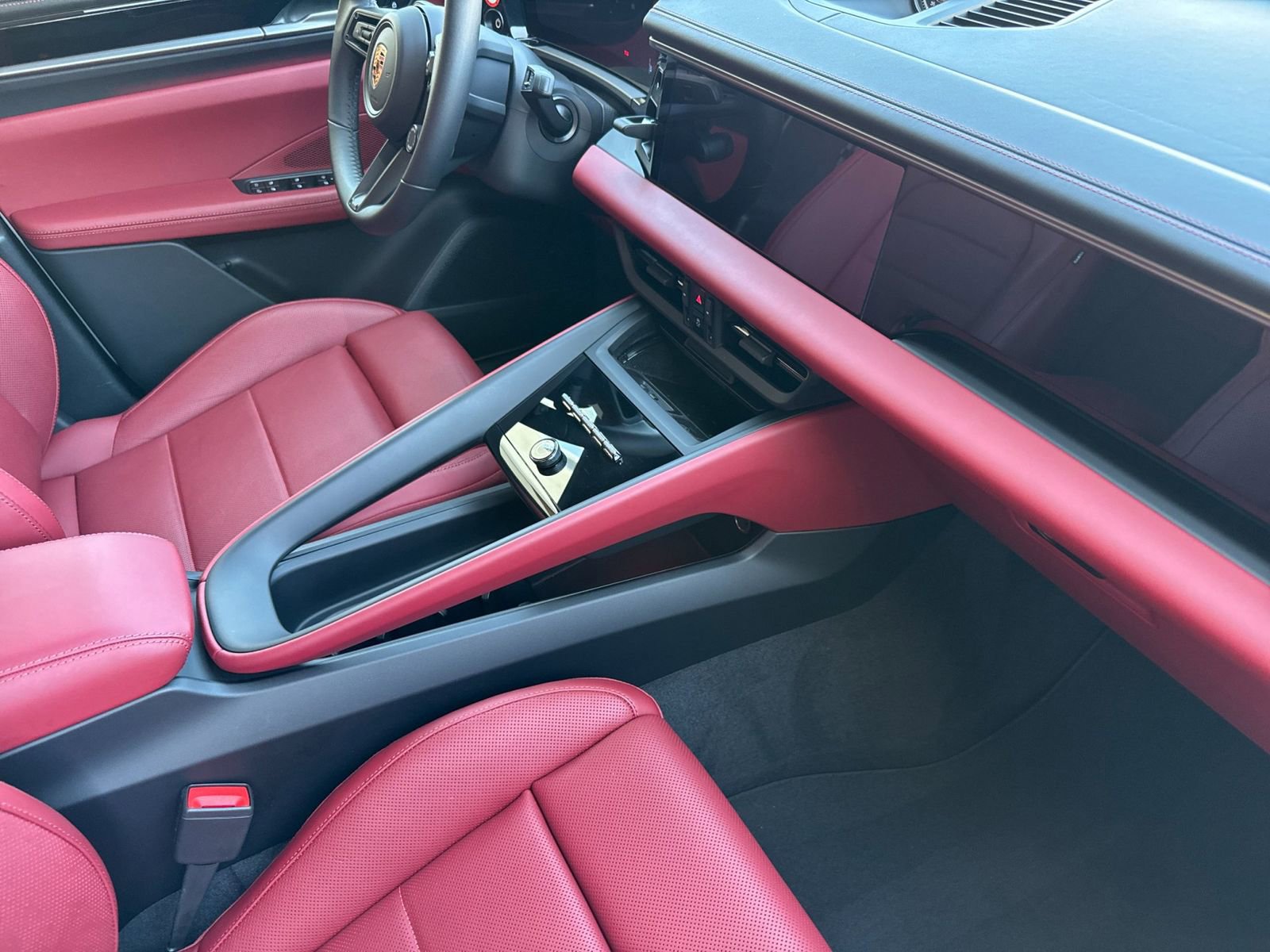 Certified 2025 Porsche Macan 4 Electric AWD/4WD image 18