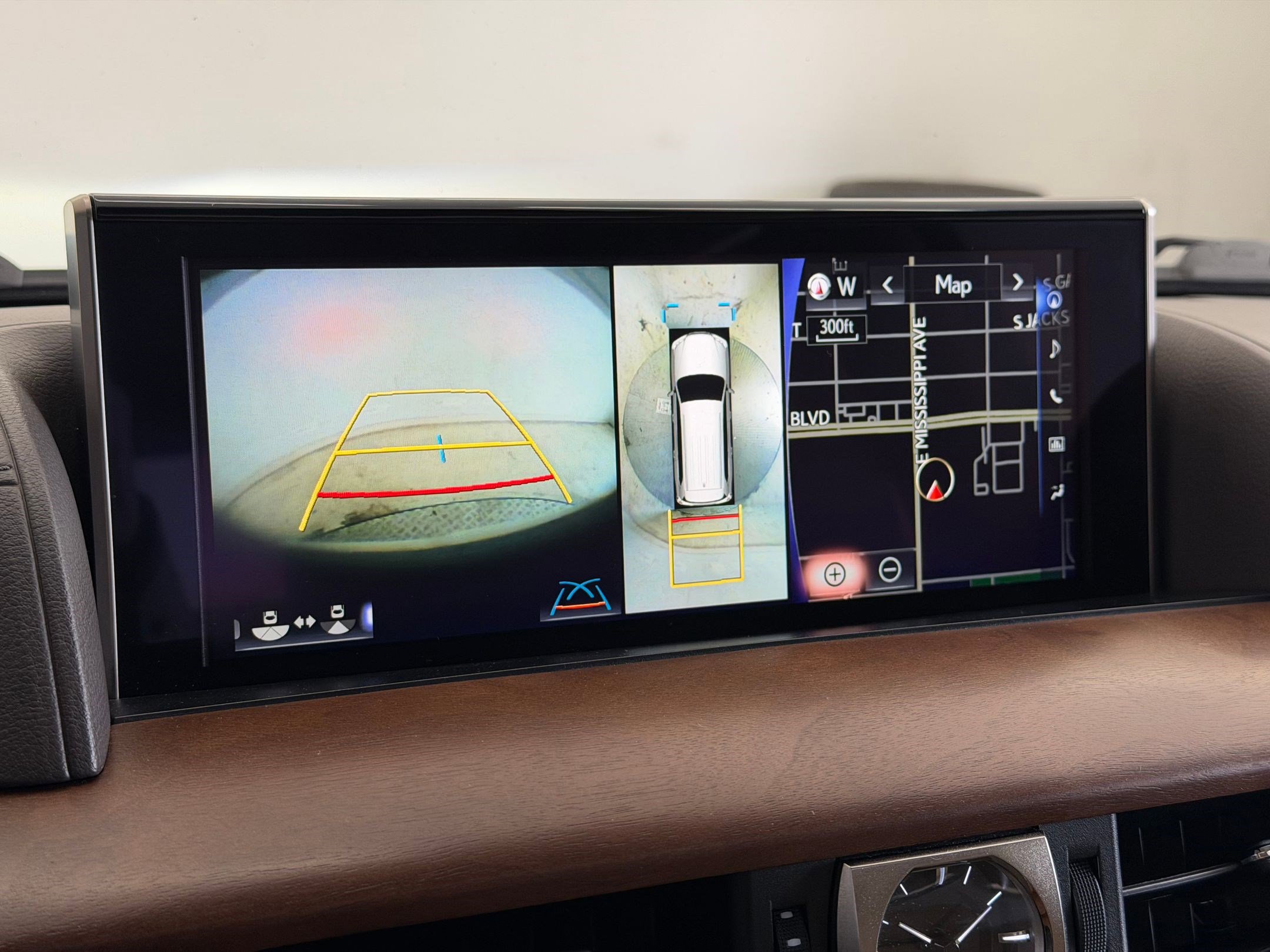 Used 2020 Lexus LX 570 4WD w/ Luxury Package image 29