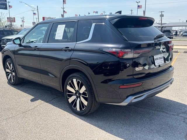 Used 2025 Mitsubishi Outlander SE image 4