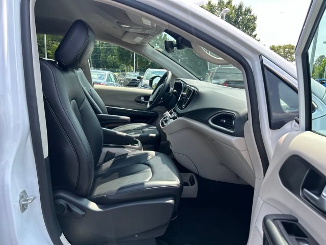 Used 2024 Chrysler Pacifica Touring-L FWD image 18