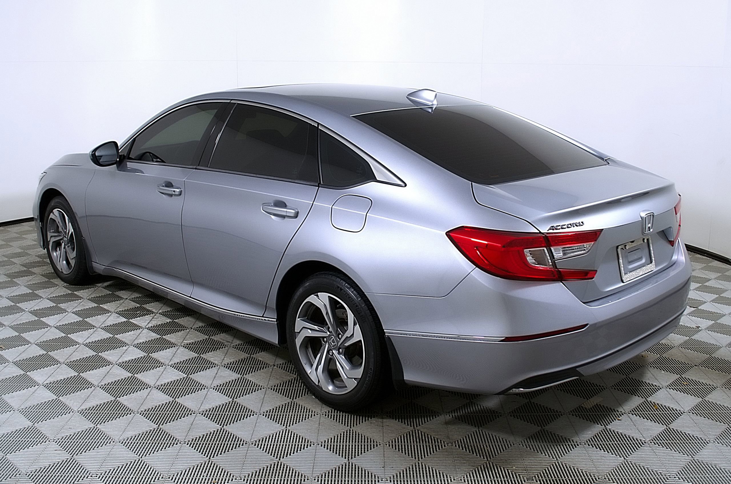 Used 2018 Honda Accord EX image 9