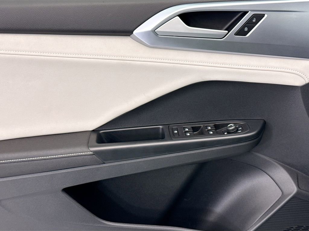 Used 2025 Volkswagen Taos SE w/ Panoramic Sunroof Package image 21