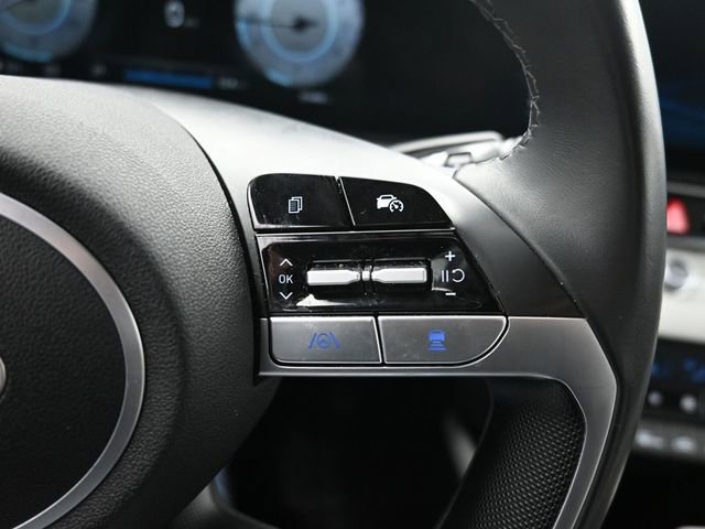 Used 2025 Hyundai Elantra Limited FWD image 14