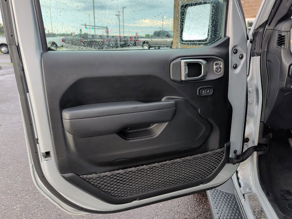 Used 2024 Jeep Wrangler Unlimited w/ Convenience Group AWD/4WD image 31