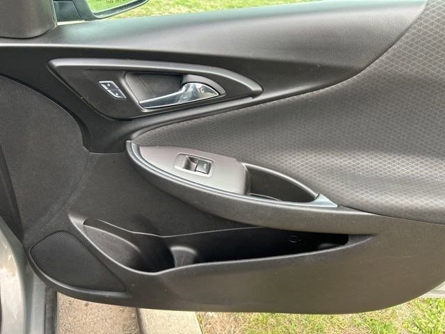 Used 2017 Chevrolet Malibu LT image 39