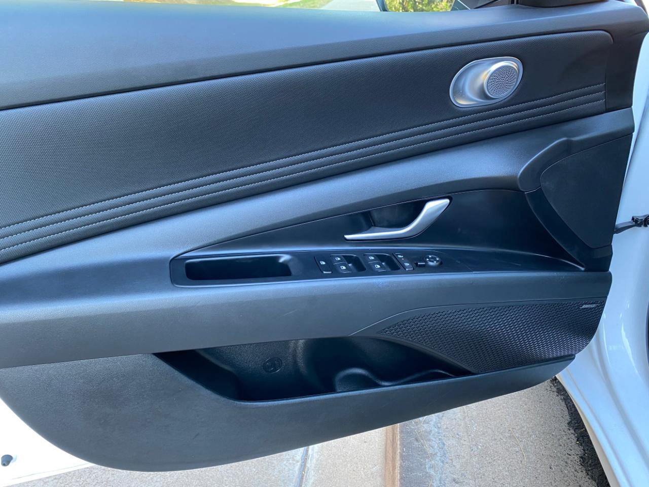 Used 2025 Hyundai Elantra Limited image 23