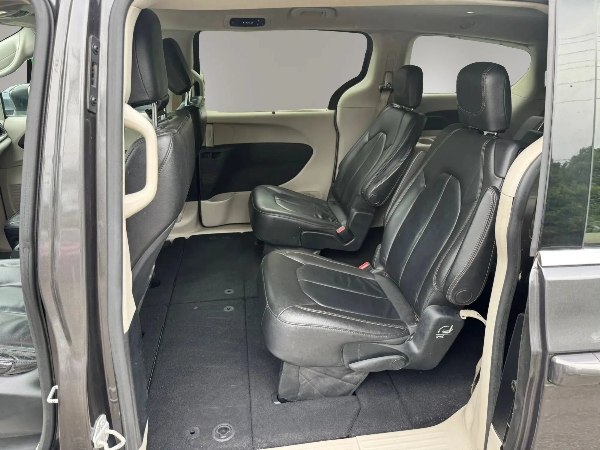 Used 2017 Chrysler Pacifica Touring-L FWD image 21