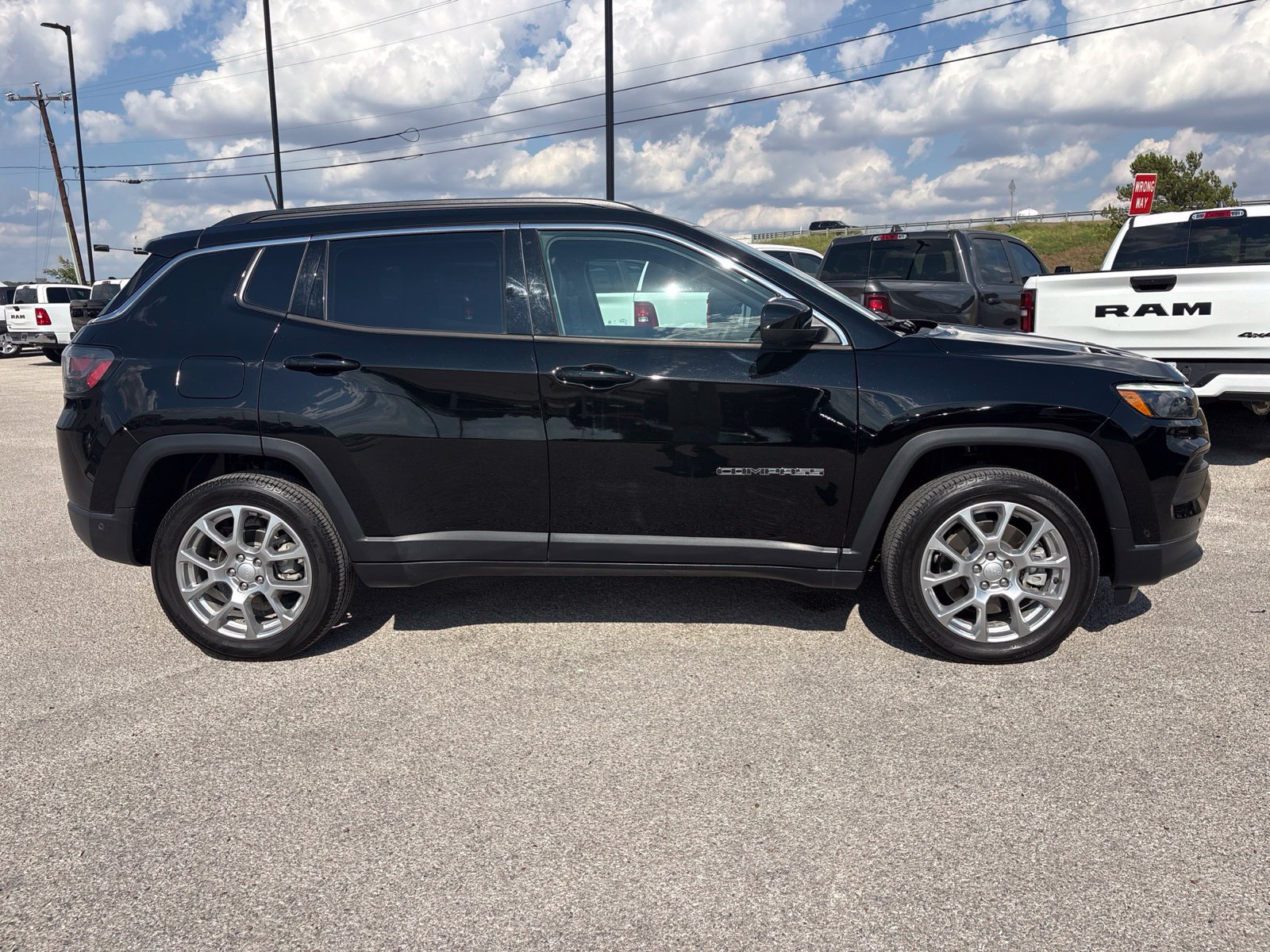 Used 2024 Jeep Compass Latitude w/ Sun and Sound Group AWD/4WD image 7