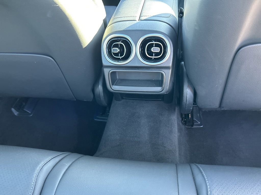 Used 2025 Mercedes-Benz C 300 Sedan image 27