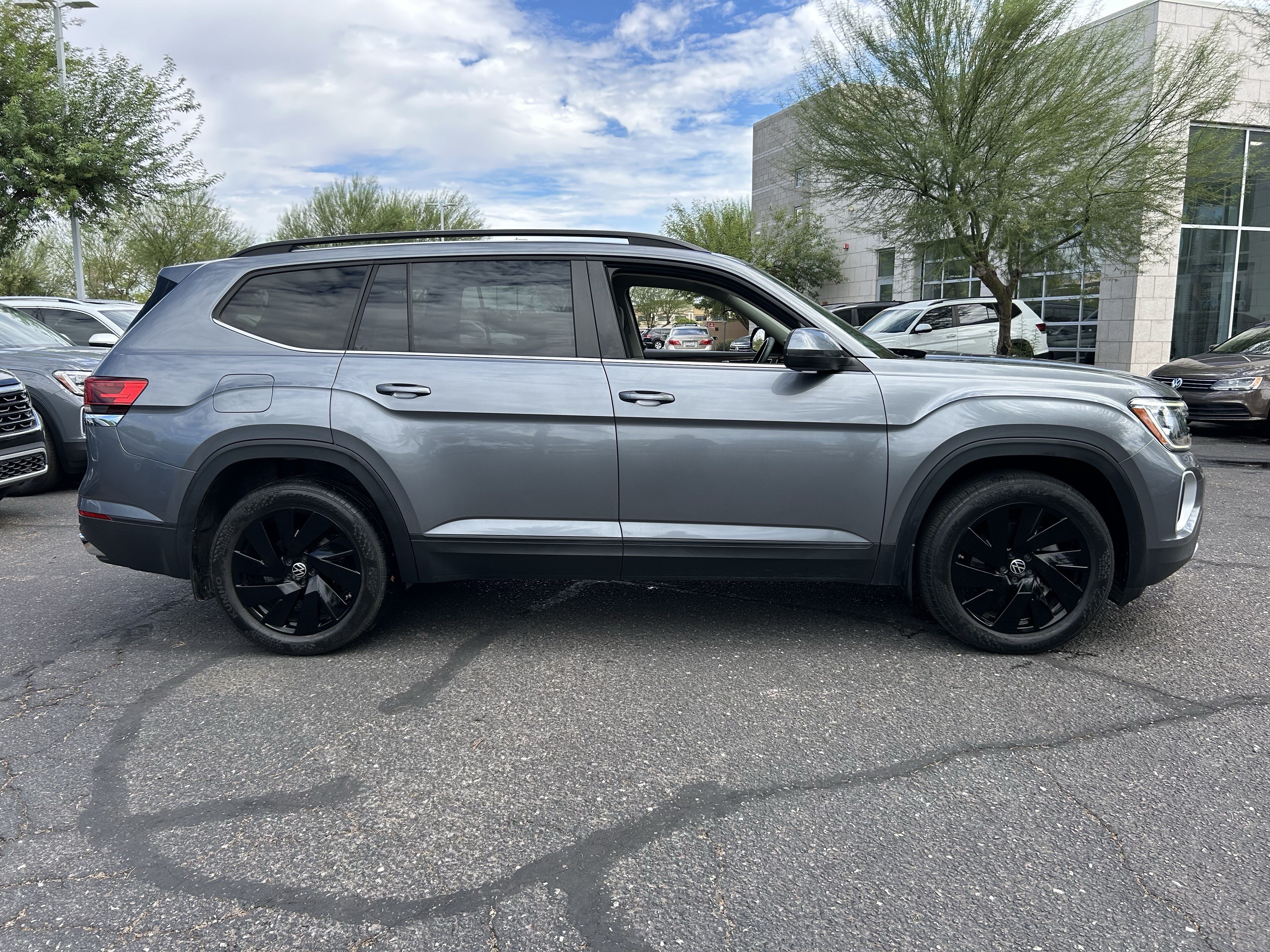 Used 2024 Volkswagen Atlas SE w/ Panoramic Sunroof Package AWD/4WD image 5