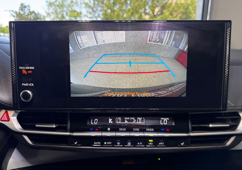 Used 2025 Toyota Sienna XLE FWD image 32