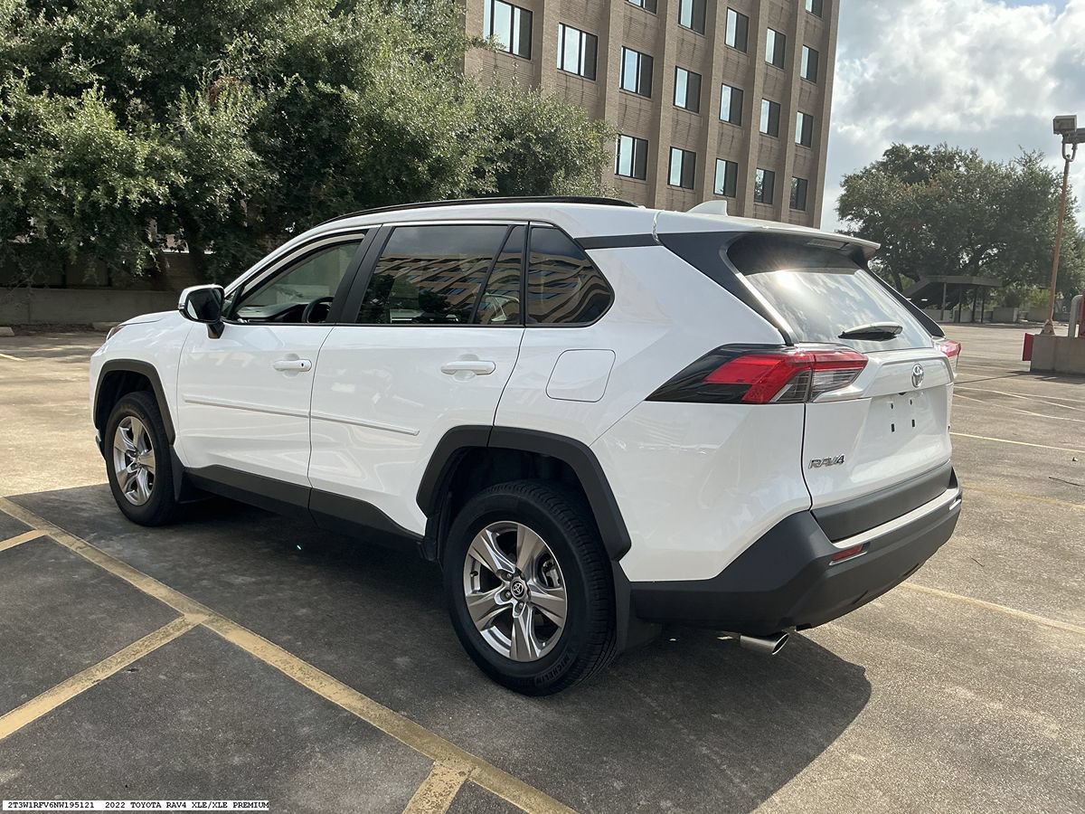 Used 2022 Toyota RAV4 XLE w/ Convenience Package FWD image 5